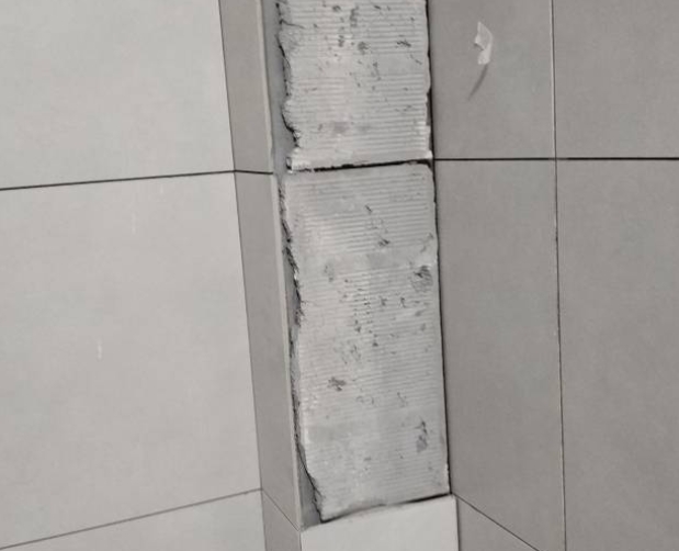 陵水瓷砖空鼓维修公司分享下瓷砖施工前基层浇水润湿程度不足，可能导致以下问题